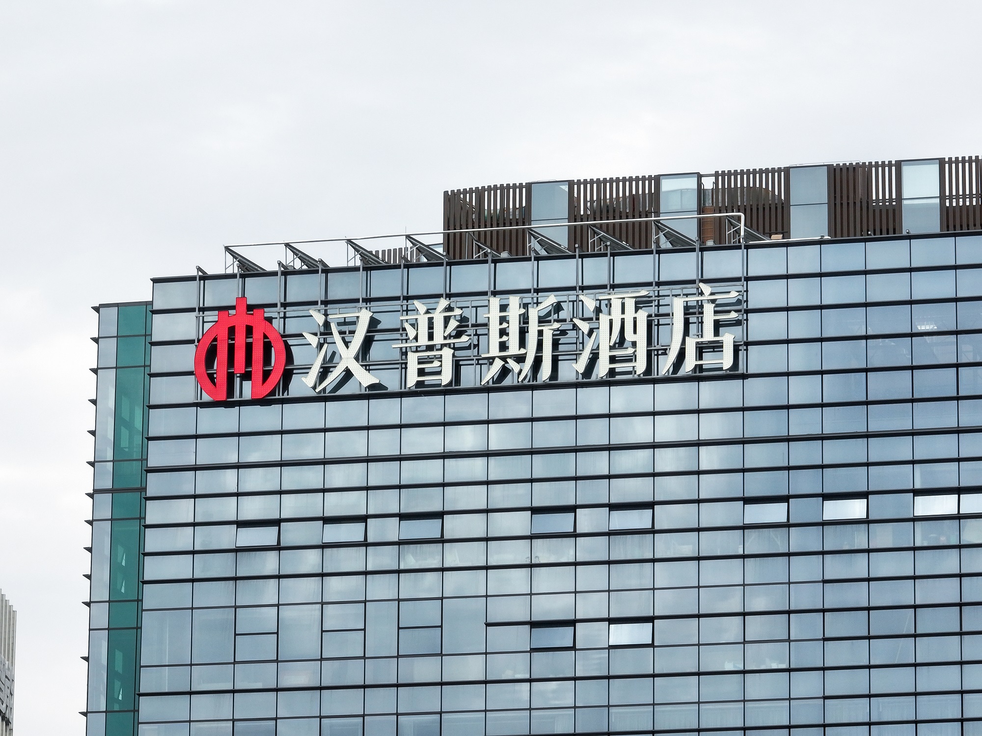 為什么越來越多的企業(yè)選擇樓體發(fā)光字呢？