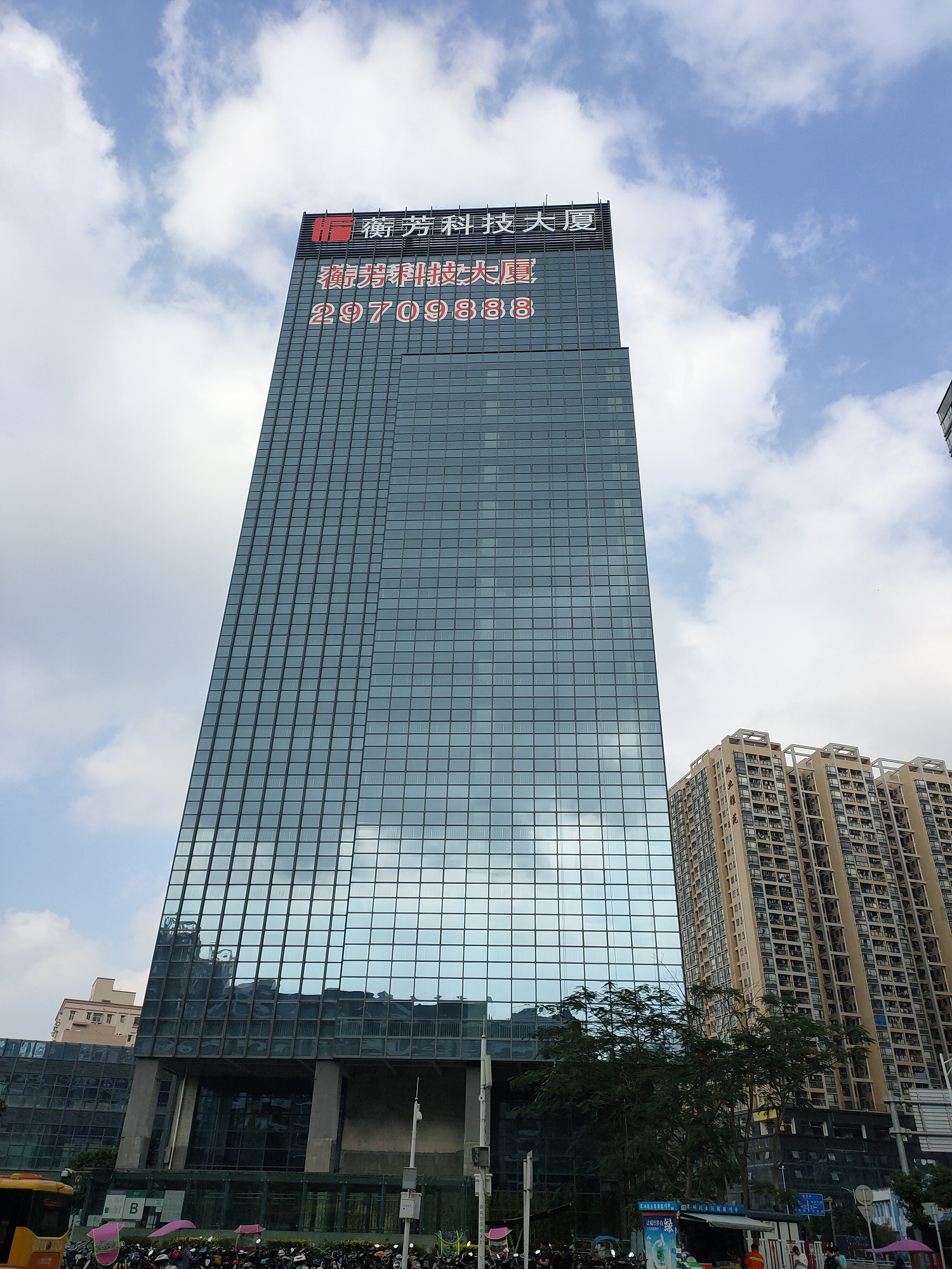 獨具特色——樓體發(fā)光字讓建筑更具個性化魅力